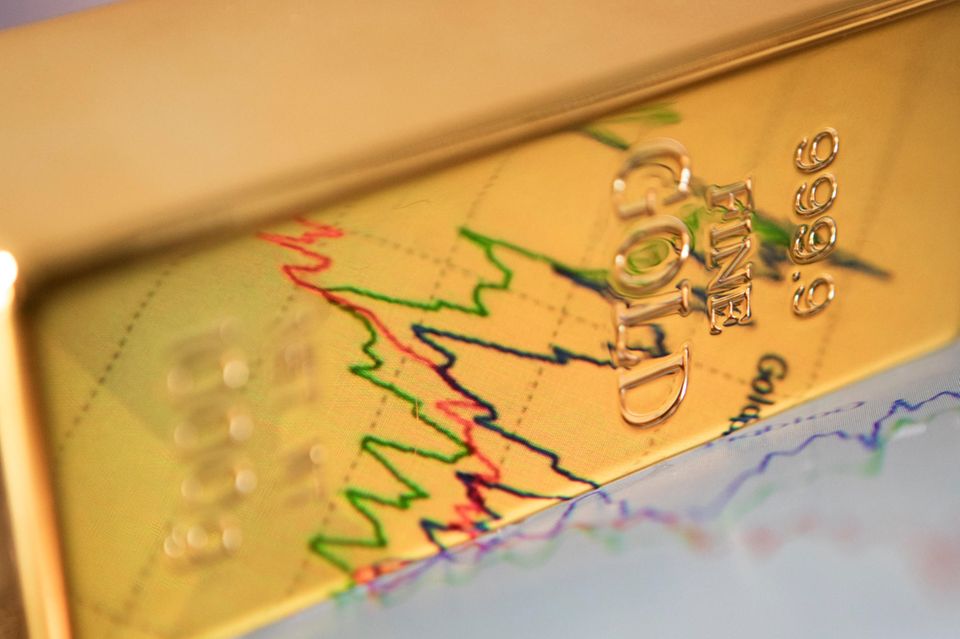Der Goldkurs reflektiert auf einem Goldbarren