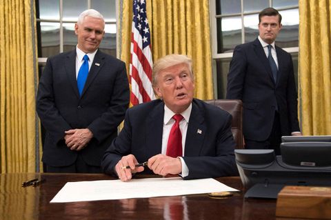 Präsident Donald Trump spricht zu den Medien, bevor Dokumente unterzeichnet