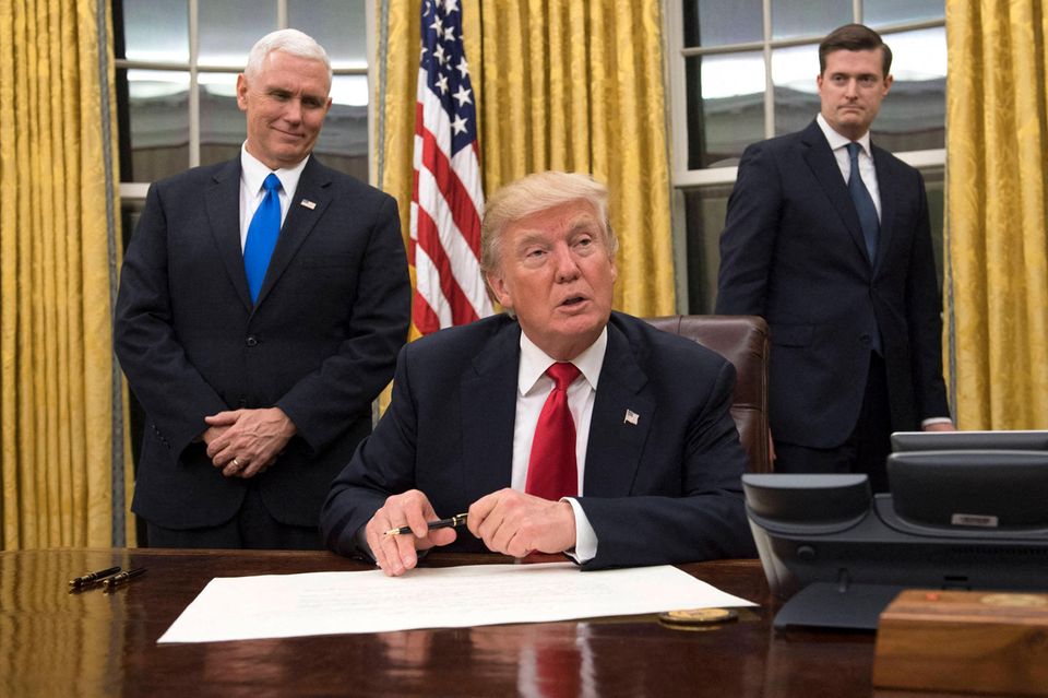 Präsident Donald Trump spricht zu den Medien, bevor Dokumente unterzeichnet