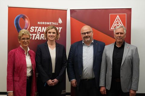 Die Verhandlungsführerinnen der Arbeitgeber und die Verhandlungsführer der IG Metall vor Beginn der Gespräche