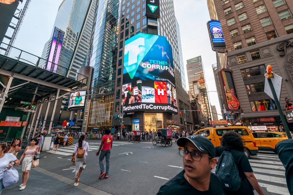 Times Square mit Tether-Werbung