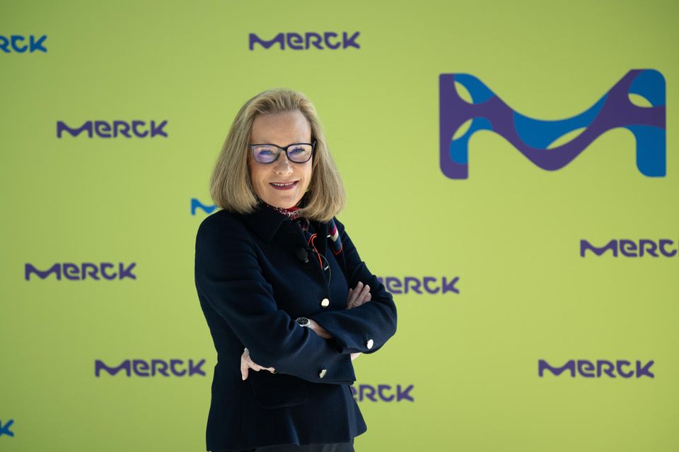 Die einzige Vorstandschefin eines Dax-Konzerns platziert sich weit vorne in dem Ranking: 8,48 Mio. Euro verdiente Belén Garijo im vorigen Jahr. Das bedeutet Platz sechs. Seit Mai 2021 ist die Spanierin CEO des Chemie- und Pharmakonzerns Merck KGaA. 