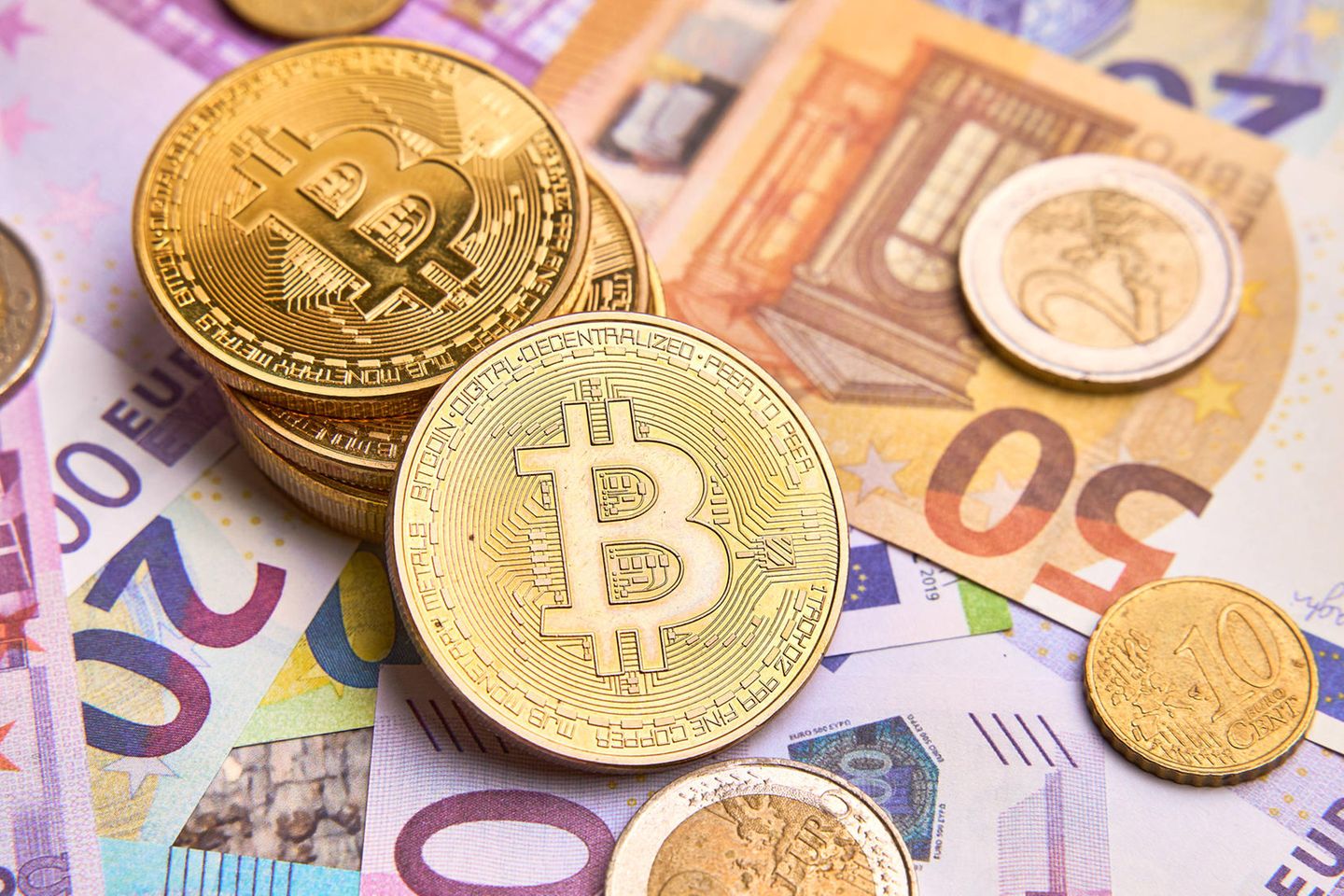 Bitcoin-Münzen auf Euro-Scheinen