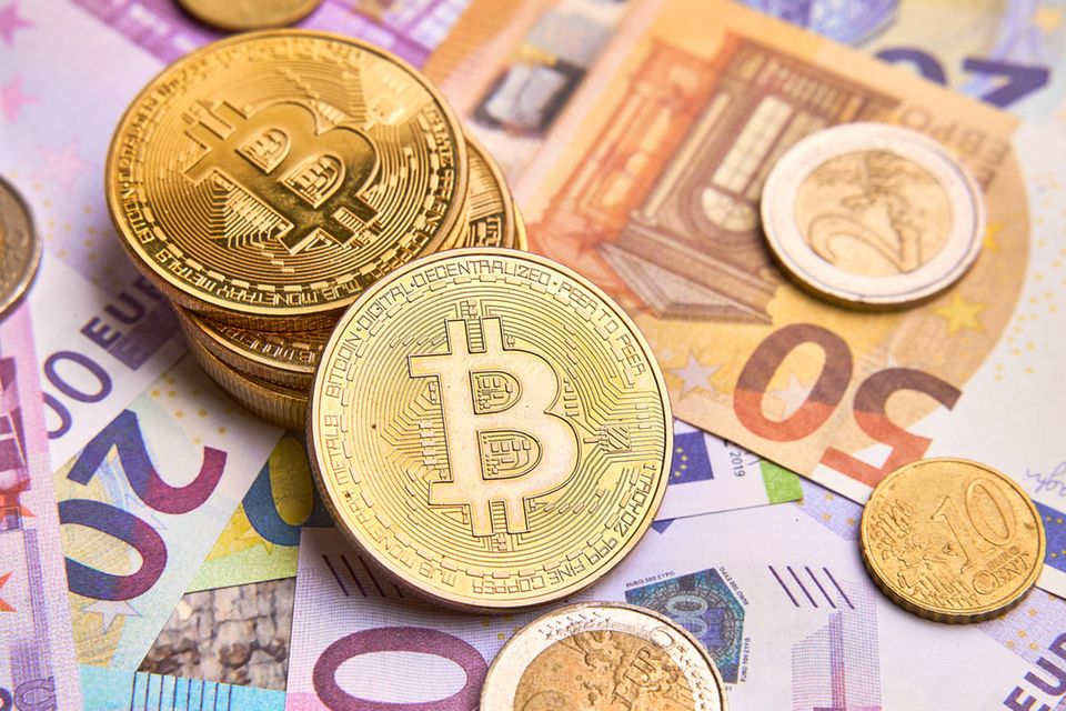 Bitcoin-Münzen auf Euro-Scheinen
