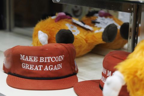 Auf einer roten Kappe steht „Make Bitcoin Great Again“