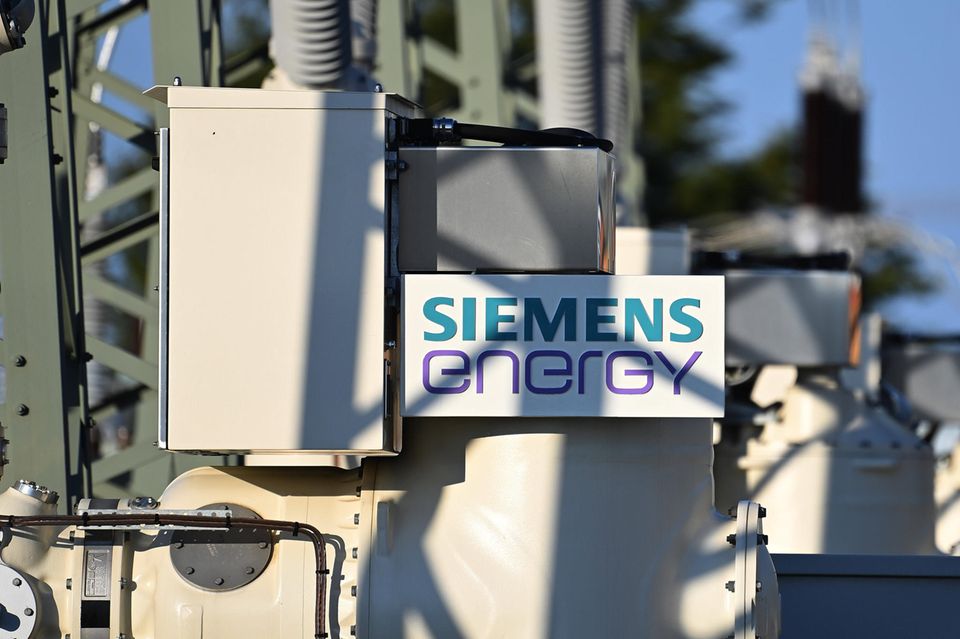 Siemens-Energy-Logo am Umspannwerk Landsham