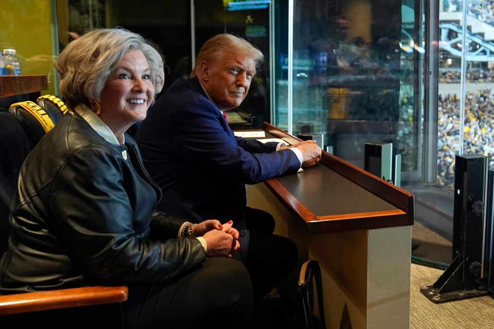 Susie Wiles sitzt neben Trump bei einem Footballmatch