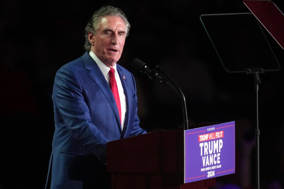 In den Vorwahlen kandidierte Doug Burgum, Gouverneur von North Dakota, noch gegen Trump, wechselte dann aber schnell in sein Lager. Der millionenschwere Software-Unternehmer soll den Posten des Innenministers übernehmen. Zusätzlich wird er als Leiter des neuen „Energierats“ eine Art Öl- und Energieminister werden.