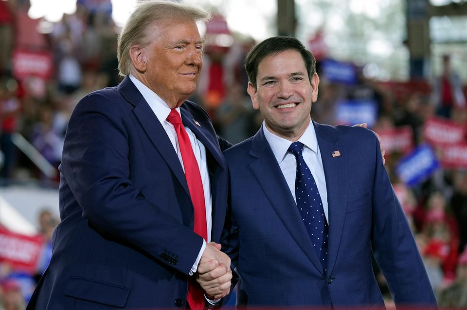 Einst Gegner im Wahlkampf 2016, werden Trump und Marco Rubio bald eng zusammenarbeiten. Der designierte Präsident nominierte den Senator aus Florida als Außenminister. Rubio hat sich in der Vergangenheit kritisch über die amerikanische Unterstützung der Ukraine geäußert.