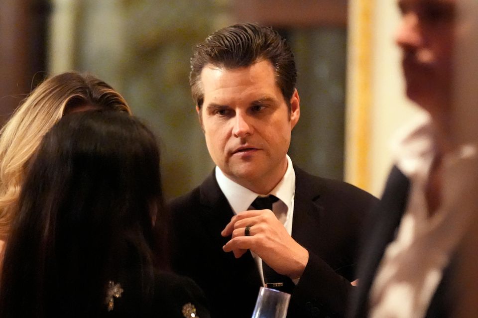 Für das Amt des Justizministers nominiert Trump den Rechtsaußen-Politiker Matt Gaetz. Der 42-jährige Abgeordnete aus Florida gilt als einer der getreuesten Gefolgsleute des Rechtspopulisten, der ihn in Strafverfahren und den gegen ihn gerichteten Amtsenthebungsverfahren vehement unterstützte. Der Abtreibungsgegner zählt zu den Ultraradikalen und verbreitet Verschwörungstheorien.