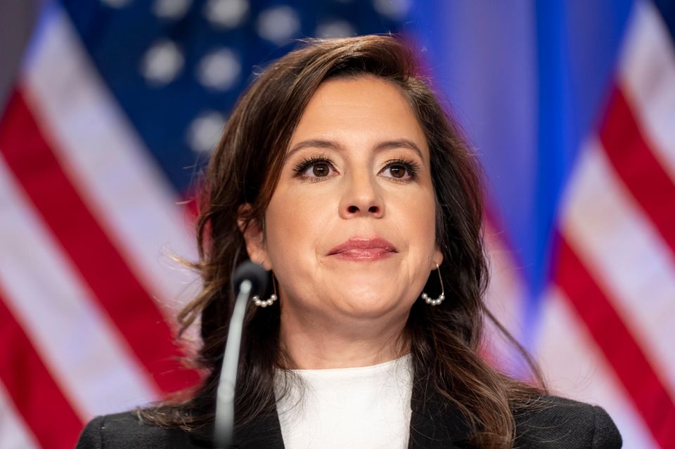 Trump hat angekündigt, die New Yorker Abgeordnete Elise Stefanik zur UN-Botschafterin zu machen. „Elise ist eine unglaublich starke, zähe und kluge Kämpferin für Amerika“, so der designierte Präsident. Die 40-jährige Stefanik gilt seit langem als eine von Trumps treuesten Verbündeten im Repräsentantenhaus.