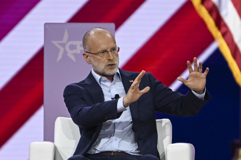 Brendan Carr soll Vorsitzender der Telekommunikations-Aufsicht FCC werden. Carr sei „ein Kämpfer für die freie Meinungsäußerung“, sagte Trump in einer Erklärung. „Er wird den regulatorischen Angriff beenden, der Amerikas Arbeitsplatzschaffende und Innovatoren lähmt, und dafür sorgen, dass die FCC dem ländlichen Amerika hilft.“ Carr ist ein langjähriges Mitglied der Kommission. Er wurde bereits drei Mal einstimmig vom Senat bestätigt und sowohl von Trump als auch von Präsident Joe Biden für die Kommission nominiert.