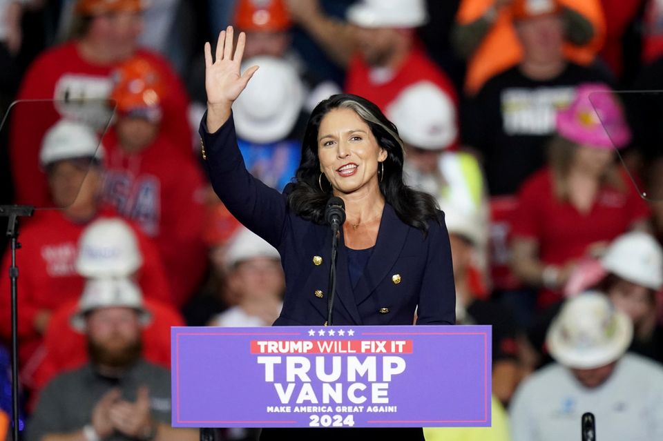 Tulsi Gabbard, die Donald Trump jetzt zur obersten US-Geheimdienstchefin machen will, fand es plausibel, womit Russland 2022 seine Ukraine-Invasion unter anderem rechtfertigte. Dort gebe es Dutzende von den USA finanzierte Biolabore zur Herstellung tödlicher Biowaffen, die gegen Russland eingesetzt werden könnten, führte Moskau als einen der Hauptgründe an. Gabbard versuchte später zurückzurudern. Dennoch wird ihr eine Russand-Nähe unterstellt. Auch frühere geheime Treffen Gabbards mit dem syrischen Präsidenten, einem engen Verbündeten von Russland und dem Iran, haben bei ihren Kritikern die Alarmglocken schrillen lassen.