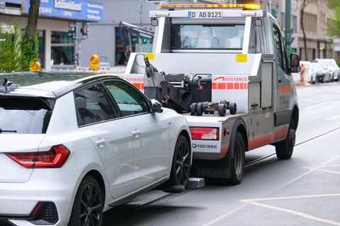 Ein Auto wird abgeschleppt