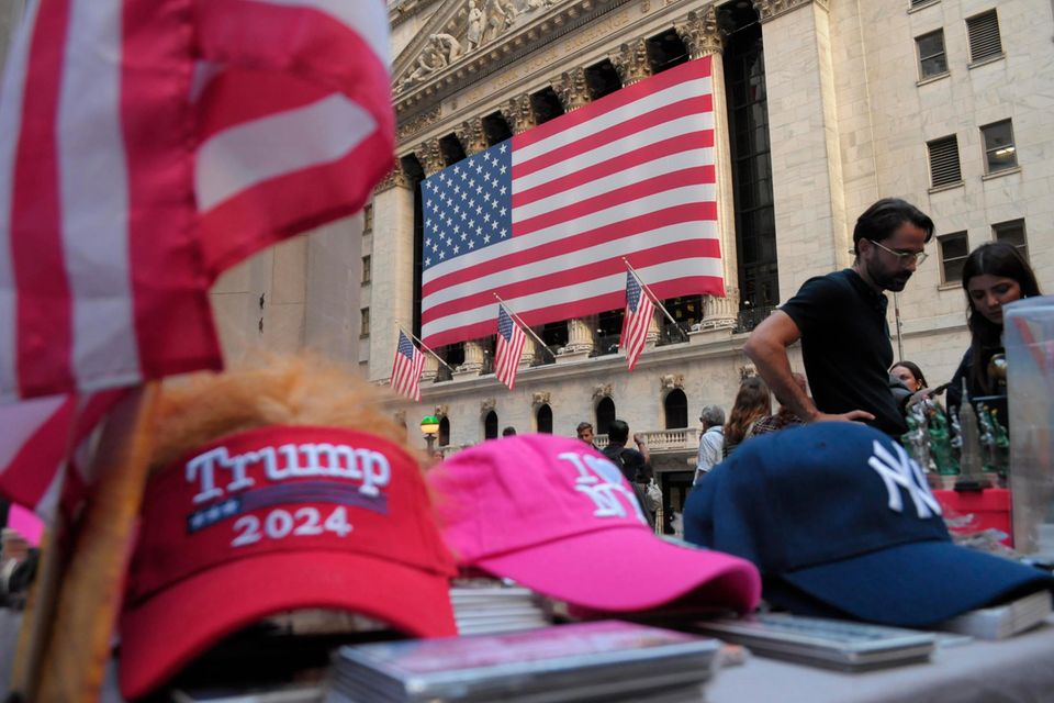 Ein Stand mit Trump-Fanartikeln gegenben der New Yorker Börse an der Wall Street