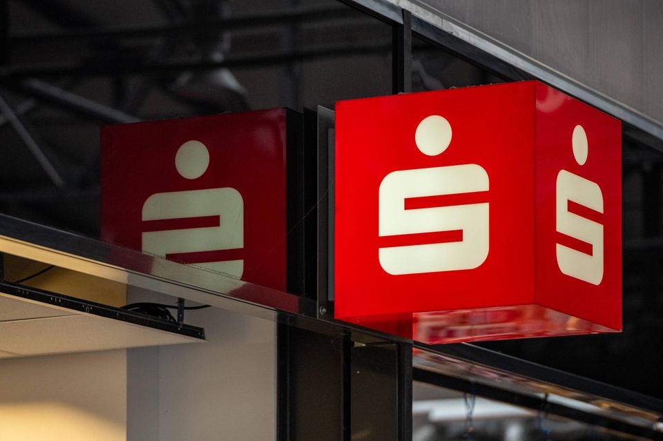 Sparkassen-Logo an einer Fassade