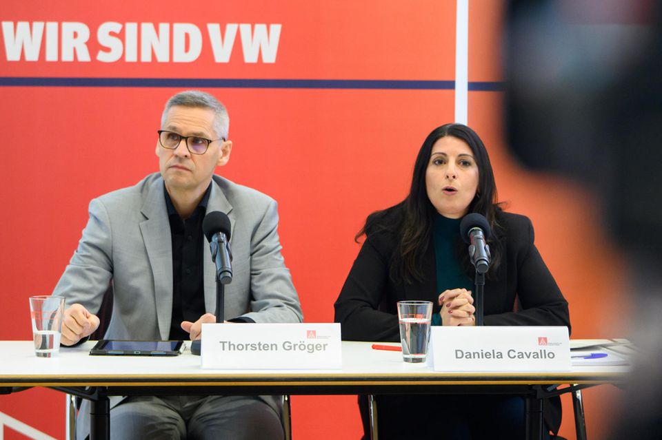 IG Metall-Verhandlungsführer Thorsten Gröger und die Gesamtbetriebsratschefin Daniela Cavallo bei einer Pressekonferenz
