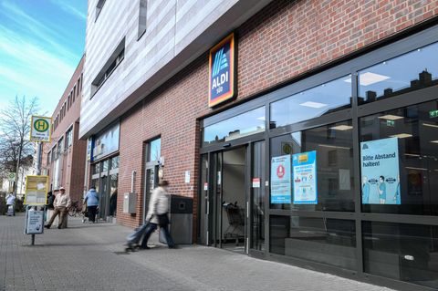 Menschen vor einem Aldi