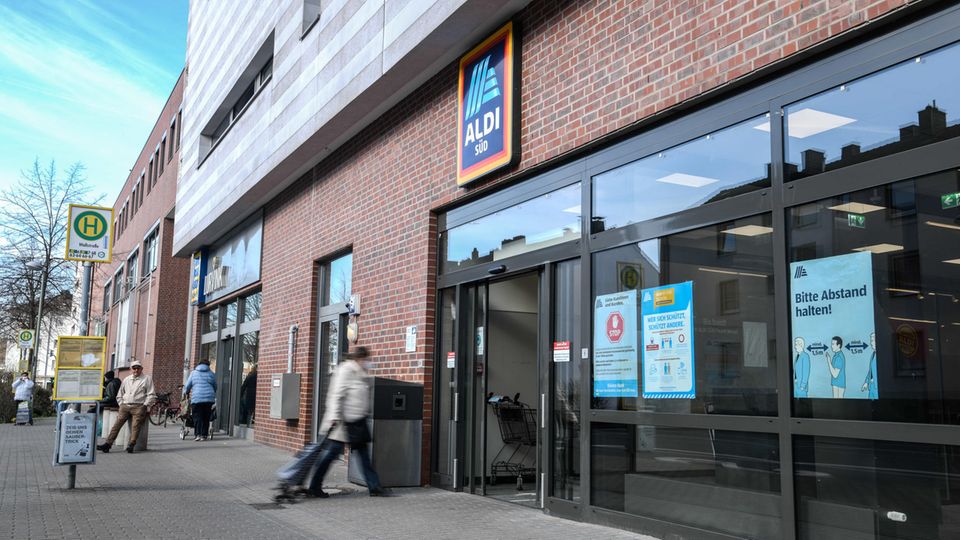 Menschen vor einem Aldi