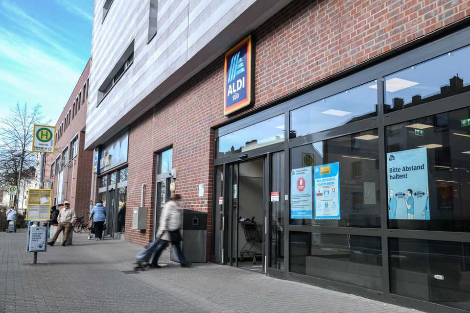 Menschen vor einem Aldi