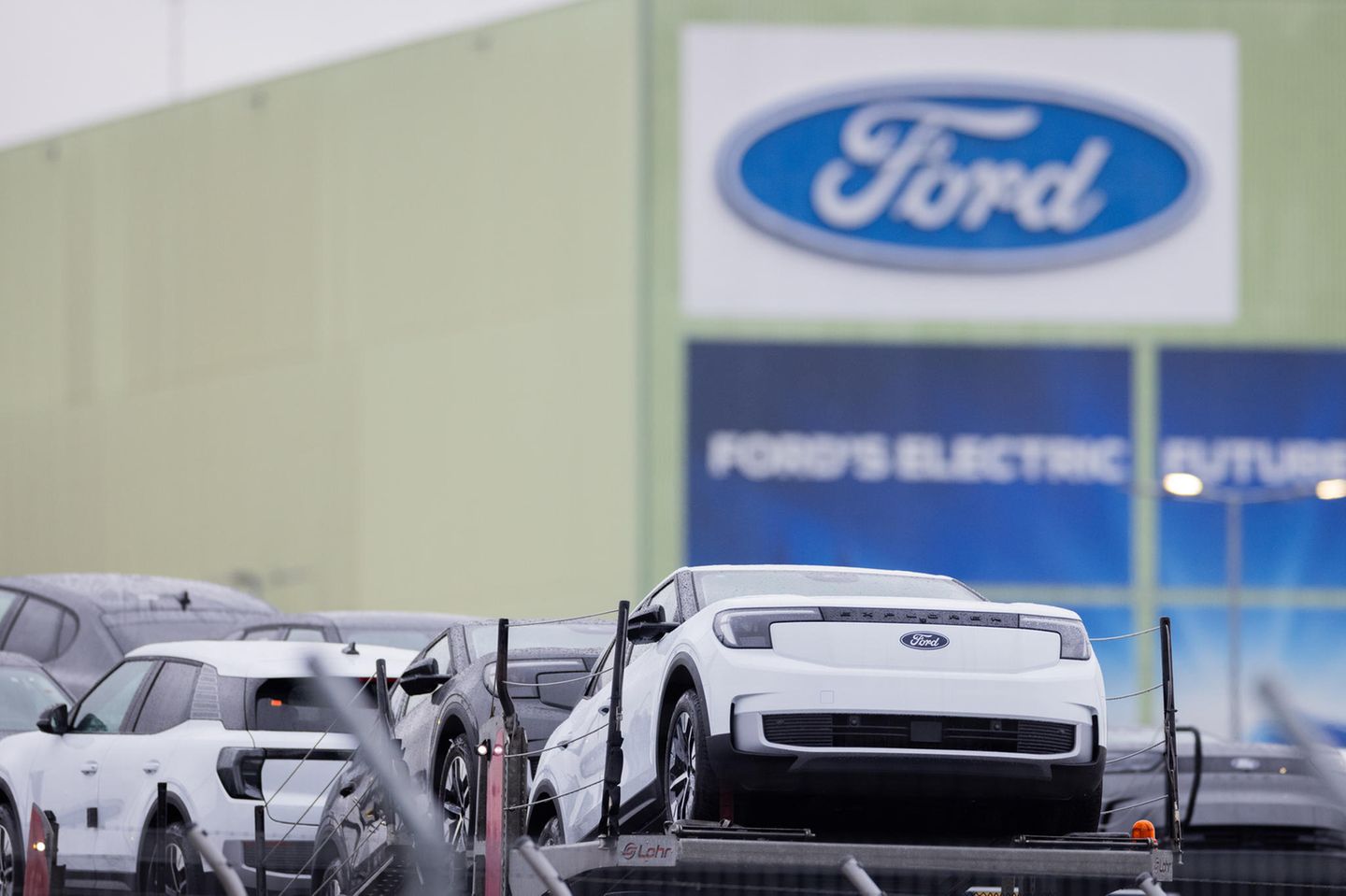 Elektroautos vom Typ Explorer stehen auf Autotransportern auf dem Werksgelände von Ford