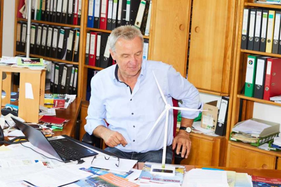Johannes Lackmann ist Inhaber und Co-Geschäftsführer des Windenergieprojektentwicklers Lackmann Phymetric in Paderborn. Zwischen 1999 und 2008 war Lackmann Präsident des Bundesverbands Erneuerbare Energie (BEE).
