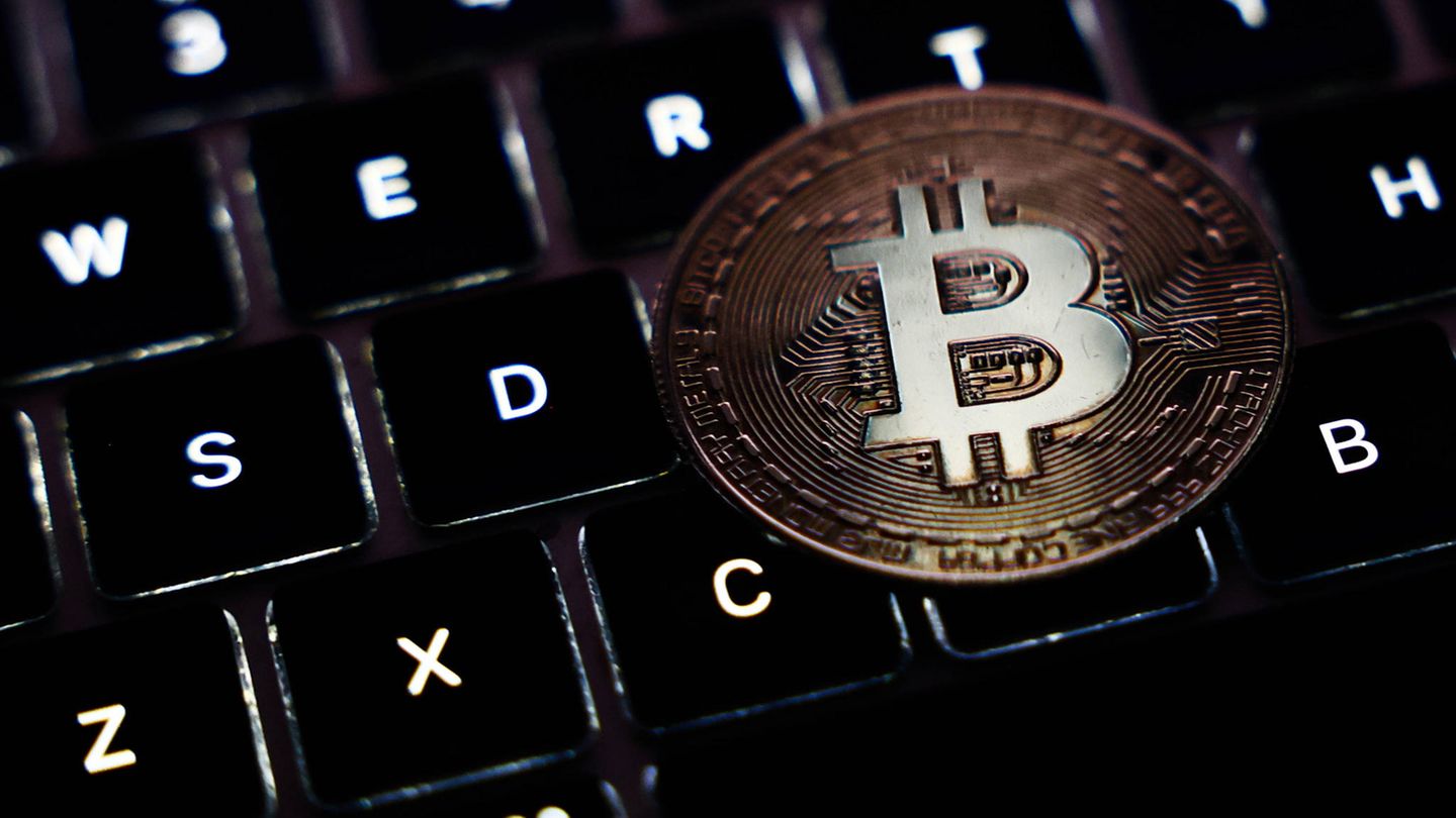 Ein Bitcoin kostet erstmals über 100.000 Dollar – für immer? - Capital.de