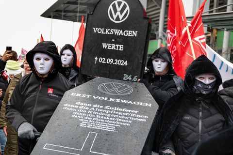 Ein symbolischer VW-Sarg wird von Volkswagen-Mitarbeitern zu den Tarifverhandlungen getragen