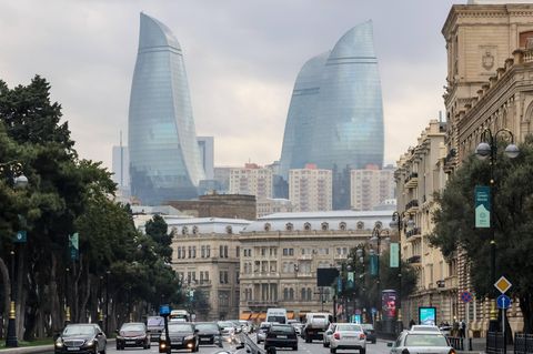 Baku mit den Flame-Towers im Hintergrund