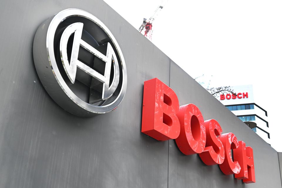Logo des Industriekonzerns Bosch an der Zentrale