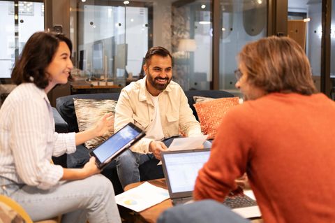 Teambesprechung: Unternehmen sollten für mehr Chancengleicheit sorgen