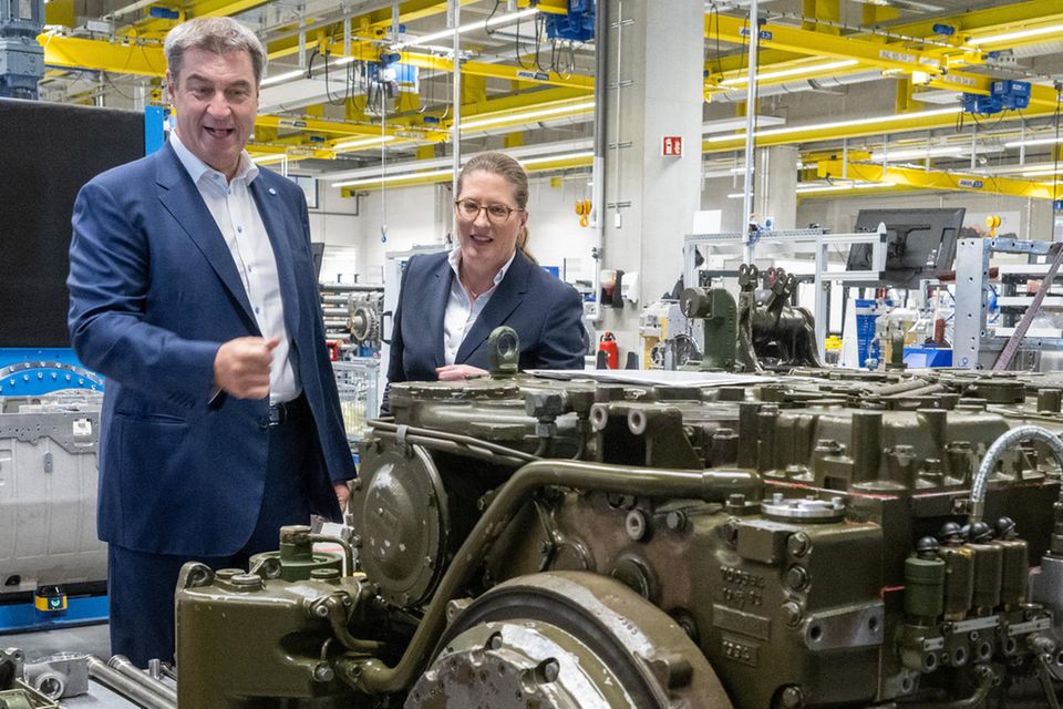Bayerns Ministerpräsident Söder (CSU) und Renk-Chefin Susanne Wiegand