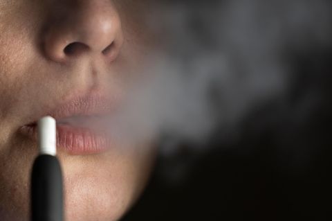 Rauchen: Eine Frau konsumiert einen Tabakstick