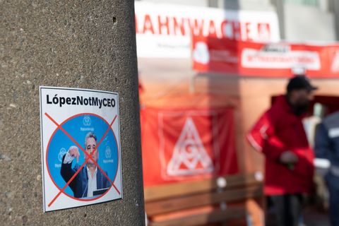 Mahnwache der Thyssenkrupp-Stahlarbeiter vor dem Werkstor