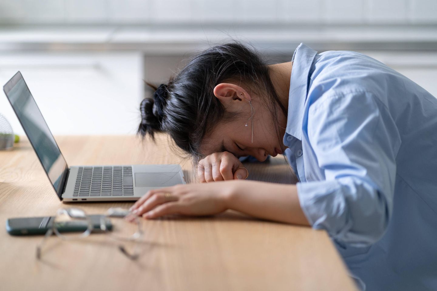 Eine Berufsunfähigkeitsversicherung hilft, wenn gesundheitliche Probleme vom Arbeiten abhalten