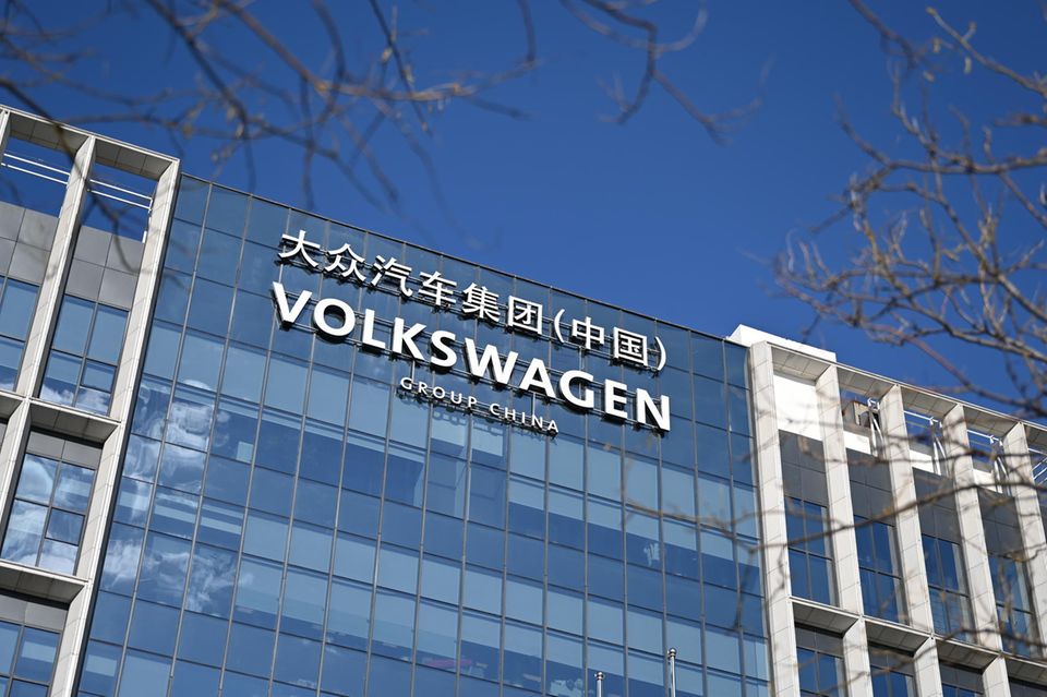 An der Fassade eines Gebäudes ist der Schriftzug der Volkswagen Group in China zu sehen