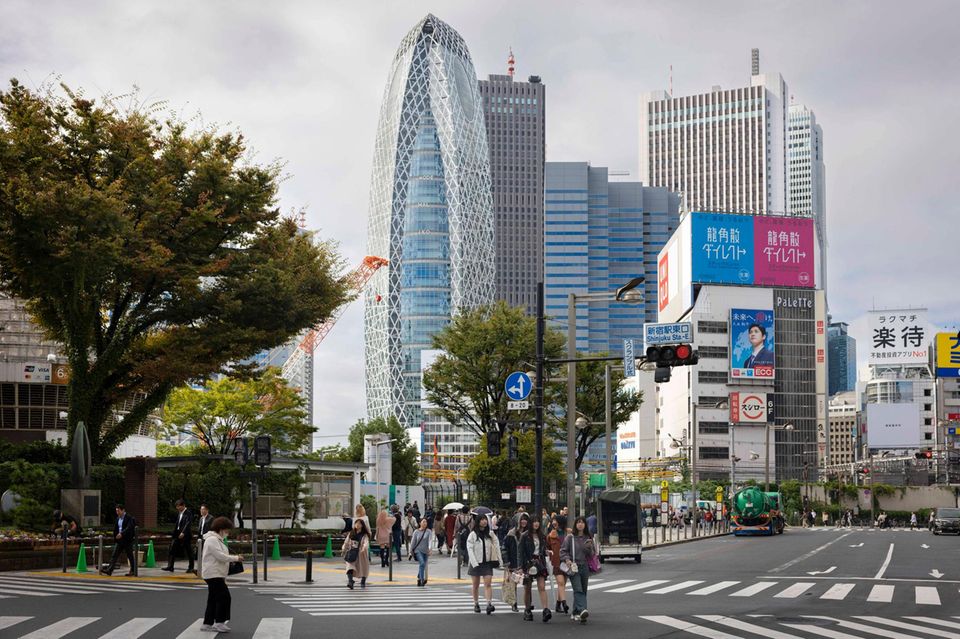 Tokio hat stark an Popularität unter Expats in spe verloren. Die japanische Hauptstadt fiel im Ranking der weltweit besten Städte für Arbeitnehmende vom sechsten auf den neunten Platz. Nur noch fünf Prozent der Befragten votierten den Angaben zufolge für Tokio. Für die Studie wurden laut Stepstone und BCG mehr als 150.000 Menschen aus 185 Ländern befragt. 