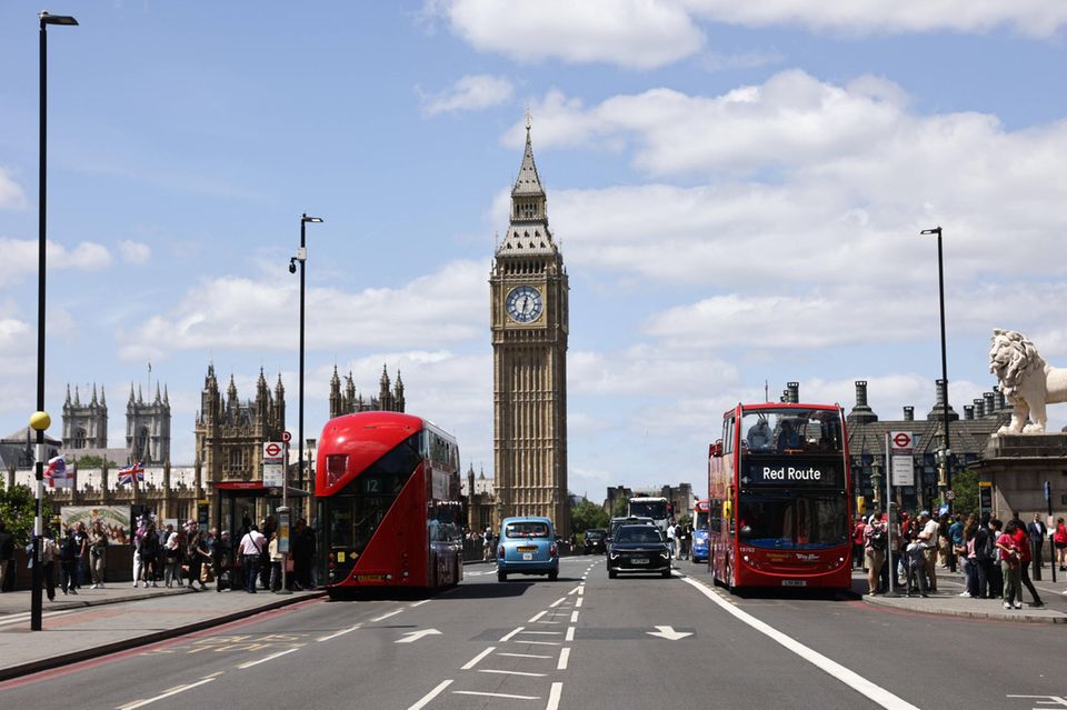Seit 2014 gibt es in den „Decoding Global Talent“-Berichten nur eine Stadt, die zur Top-Destination für Jobsuchende weltweit gekürt wurde: London. Die englische Hauptstadt war auch 2024 mit neun Prozent der Befragten die weltweit beliebteste Metropole. Der Brexit hat laut den Autoren der Studie kaum etwas an dem multikulturellen Image des Finanzzentrums geändert. Englisch als Amtssprache und die exzellente globale Vernetzung trugen demnach ebenfalls zu der Siegesserie bei. 