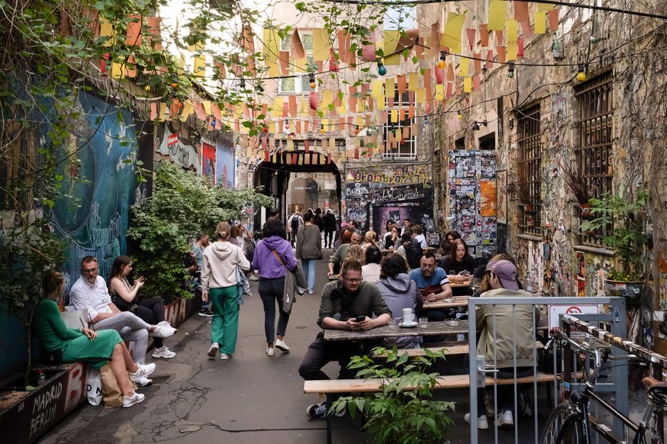 Berlin ist in der Gunst ausländischer Fachkräfte abgerutscht. Die deutsche Hauptstadt verschlechterte sich im Ranking der weltweit beliebtesten Städte vom vierten auf den sechsten Platz. Damit legte Berlin den größten Absturz in der Spitzengruppe hin. Nur noch fünf Prozent der Befragten gaben an, sich für den Job einen Umzug in die Bundeshauptstadt vorstellen zu können. 