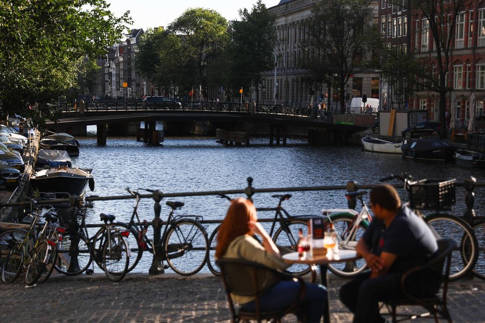 Amsterdam lockt auch immer mehr Deutsche an. Die kosmopolitische Großstadt verteidigte Platz zwei unter den weltweit beliebtesten Regionen zum Arbeiten. Acht Prozent der Befragten konnten sich den Angaben zufolge einen Umzug an die Grachten vorstellen. Die Siegesserie der Nummer eins konnte Amsterdam aber nicht beenden. 