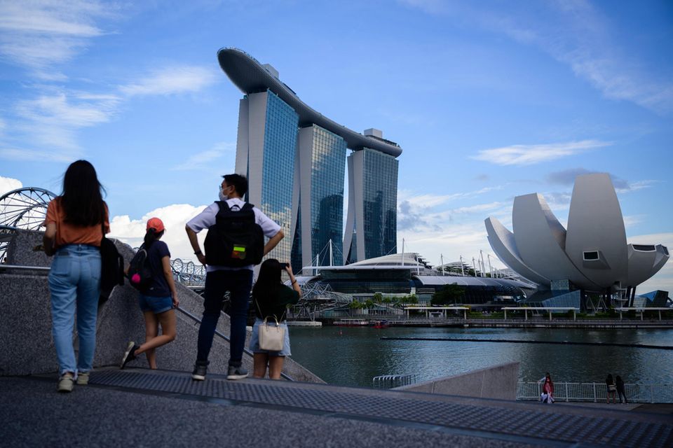Singapur ist für Expats die Top-Destination in Asien schlechthin. Die Finanzmetropole schaffte es mit fünf Prozent auf Platz sieben des Rankings. Damit konnte Singapur das Ergebnis aus der vorherigen „Decoding Global Talent“-Erhebung von 2020 wiederholen. Deutlich nach unten ging es hingegen für die einzige deutsche Stadt in den Top 10. 