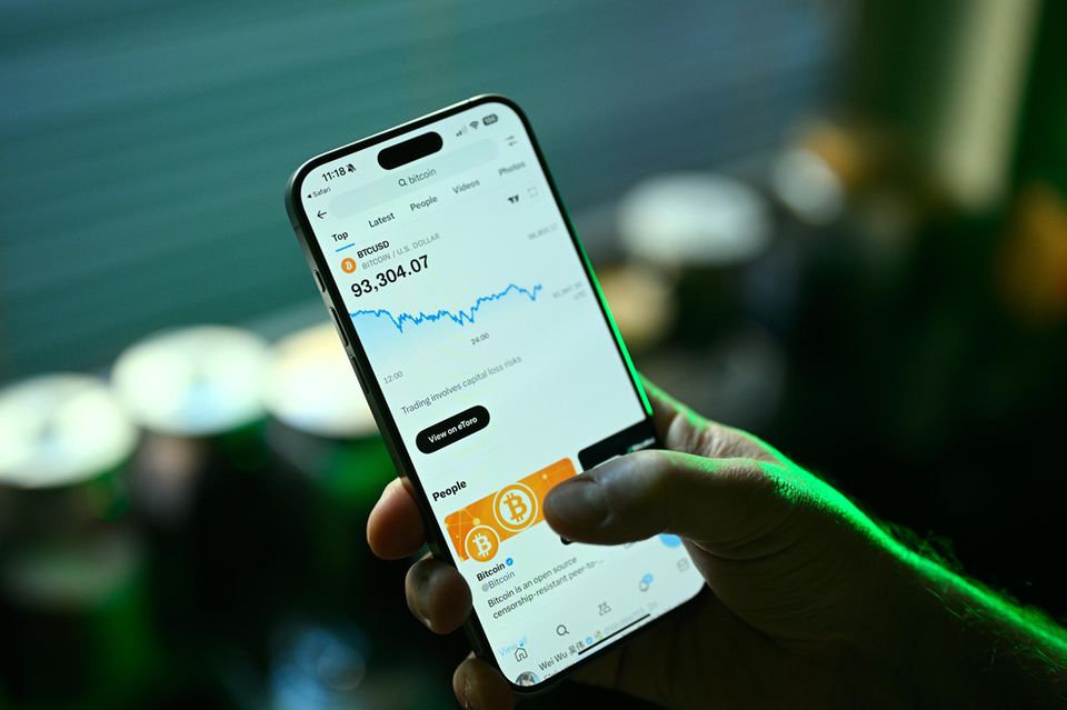 Der Bitcoin-Kurs ist auf einem Smartphone zu sehen