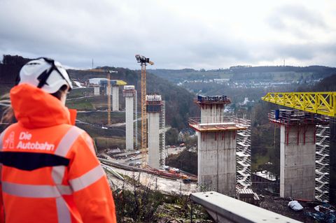 Eine Sprecherin der Autobahn GmbH schaut auf die Baustelle der Rahmede-Talbrücke