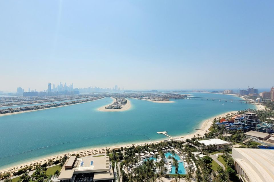 Der Blick vom Atlantis The Royal zur aufgeschütteten Palme von Dubai and Skyline der Wüstenmetropole ist schlicht gehaftung