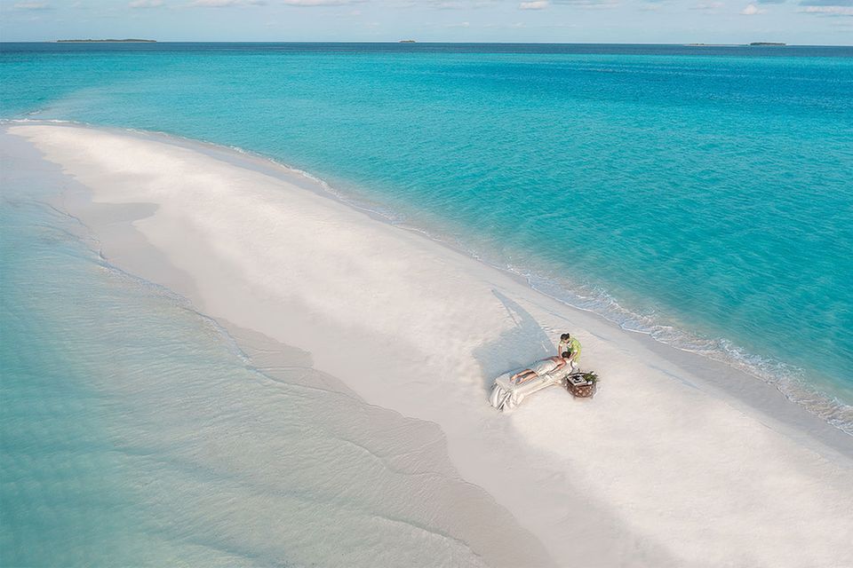 Die Massage auf einer Sandbank ist nur eines der besonderen Erlebnisse, die das The Nautilus den Gästen ermöglicht