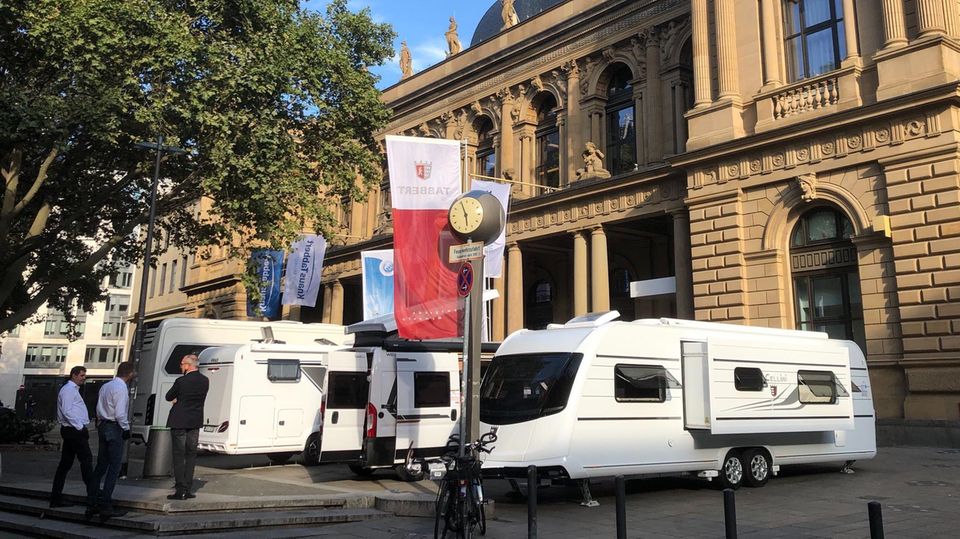 Campingwagen der Knaus Tabbert AG stehen Ende September 2020 vor der Börse in Frankfurt