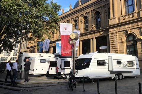 Campingwagen der Knaus Tabbert AG stehen Ende September 2020 vor der Börse in Frankfurt