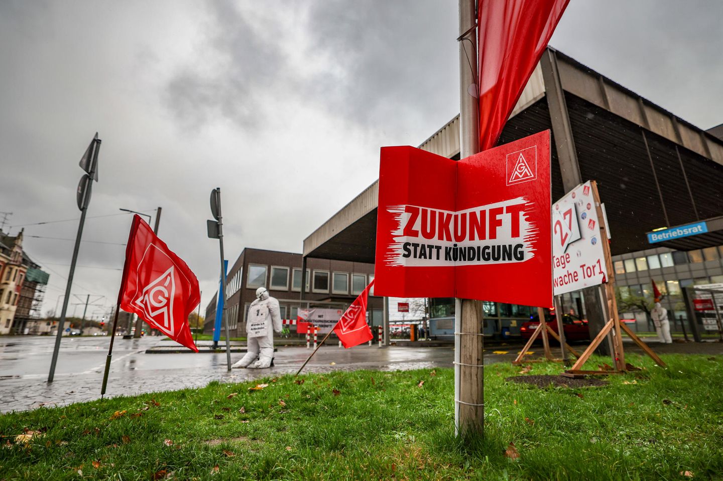 Vor der Einfahrt auf das Werksgelände von Thyssenkrupp Steel in Duisburg Plakate und Fahnen der IG Metall