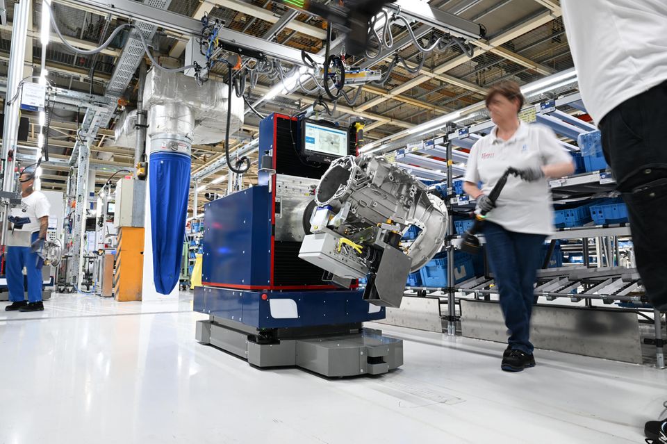 Eine Mitarbeiterin von der ZF Friedrichshafen AG arbeitet an der Montagelinie des Nutzfahrzeuggetriebes PowerLine