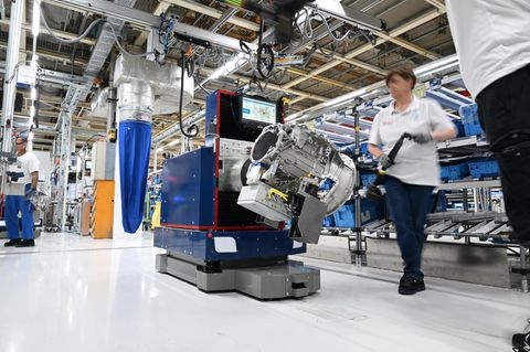Eine Mitarbeiterin von der ZF Friedrichshafen AG arbeitet an der Montagelinie des Nutzfahrzeuggetriebes PowerLine